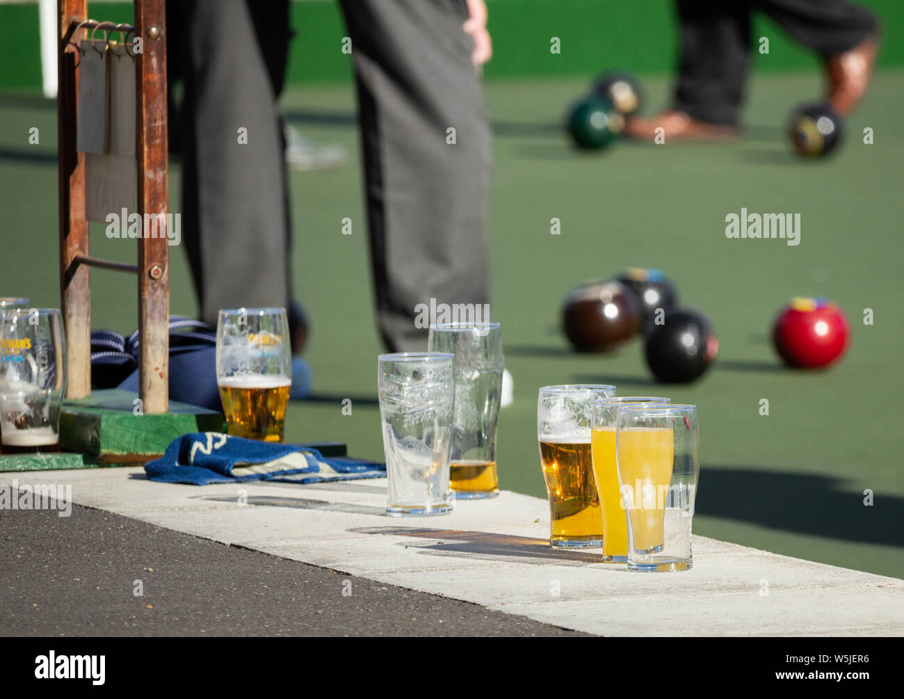 Birra e bowling in un giorno caldo a Billingham, North East England, Regno Unito Foto Stock