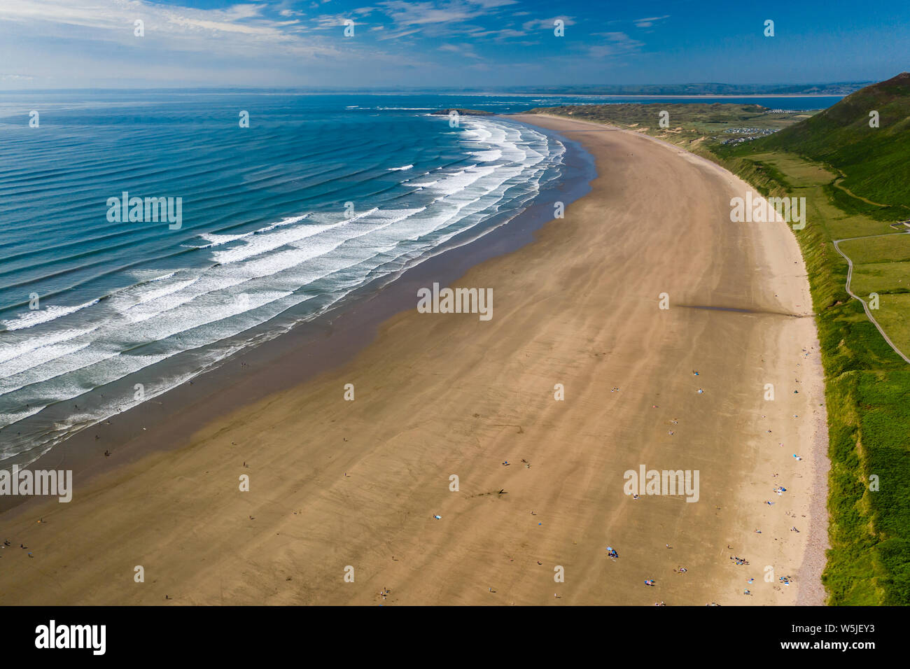 Vista aerea di una grande spiaggia di sabbia dorata e oceano surf Foto Stock