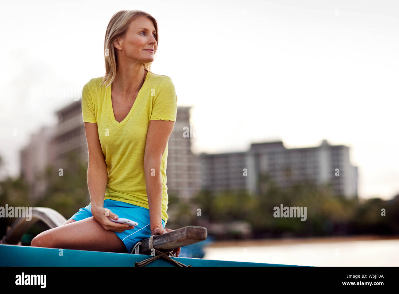 Metà donna adulta seduta sul kayak durante la sua vacanza estiva. Foto Stock
