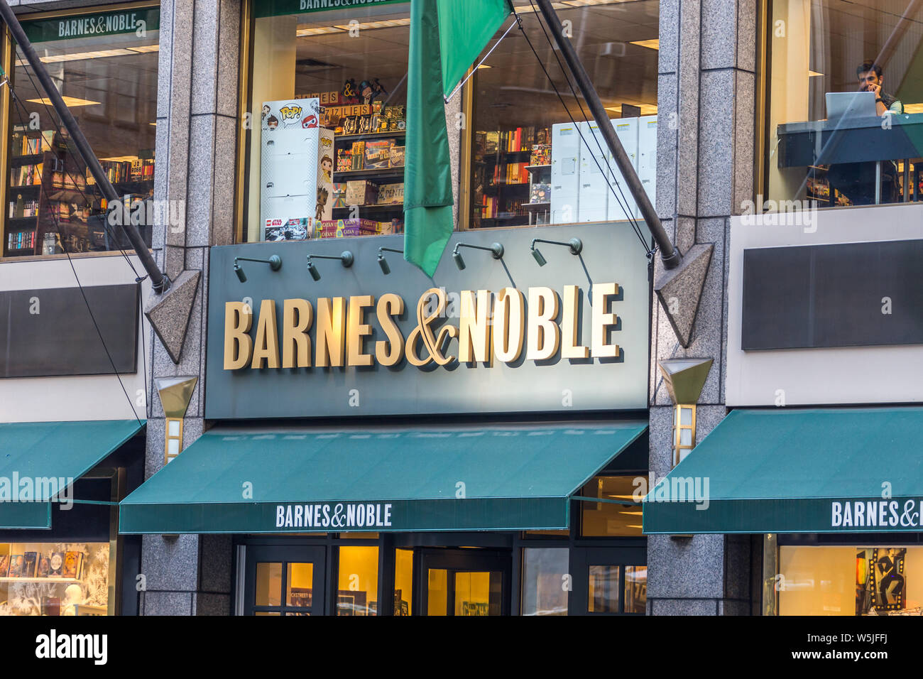 NEW YORK, Stati Uniti d'America - 17 May, 2019: Barnes and Noble Bookstore sign in New York STATI UNITI D'AMERICA. libraio con il maggior numero di punti di vendita al dettaglio nel Regno Foto Stock