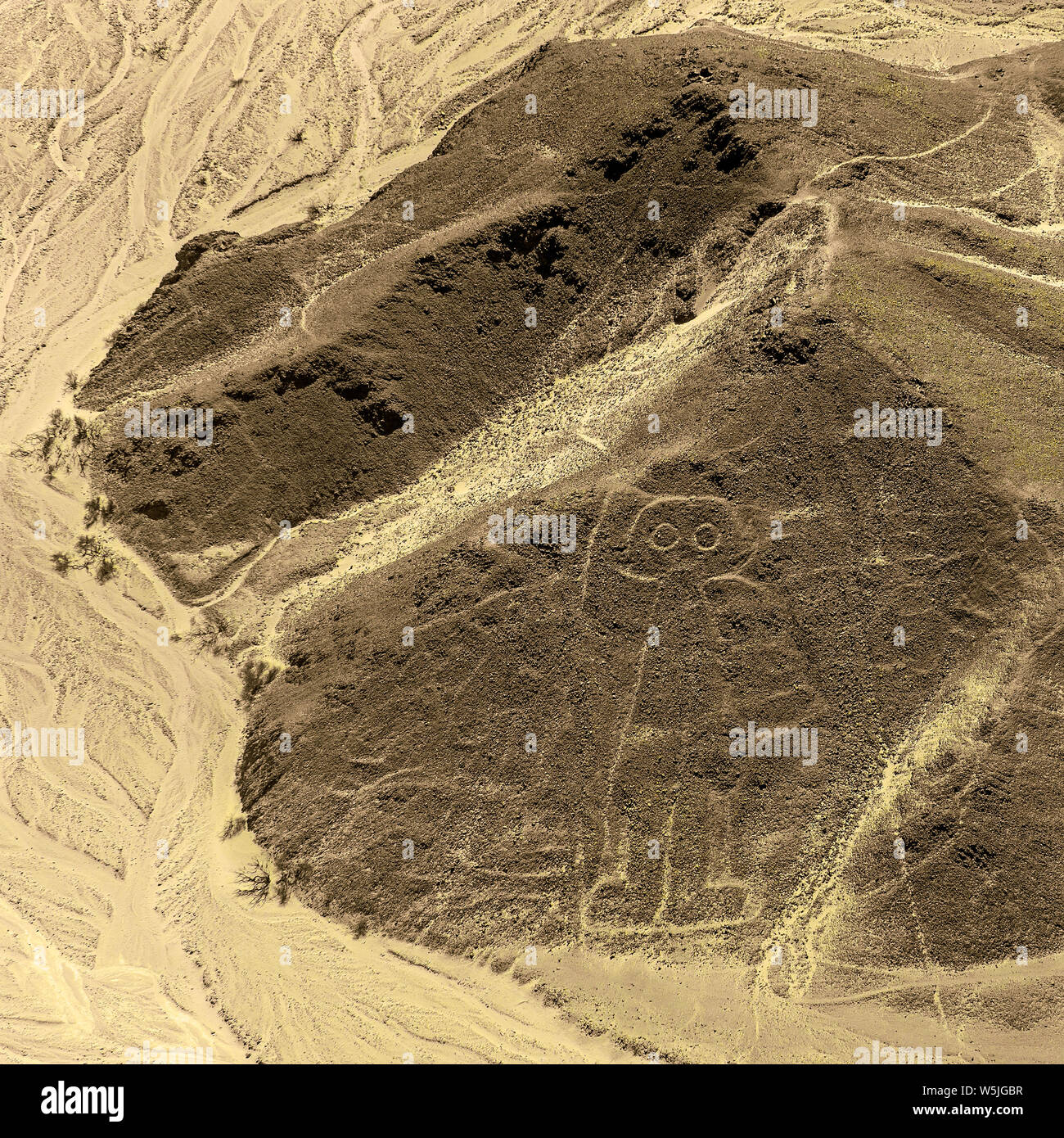 Vista aerea della astronauta geoglyph disegno dalla civiltà Nazca in Perù costiera deserto noto come linee Nazca, Perù. Foto Stock
