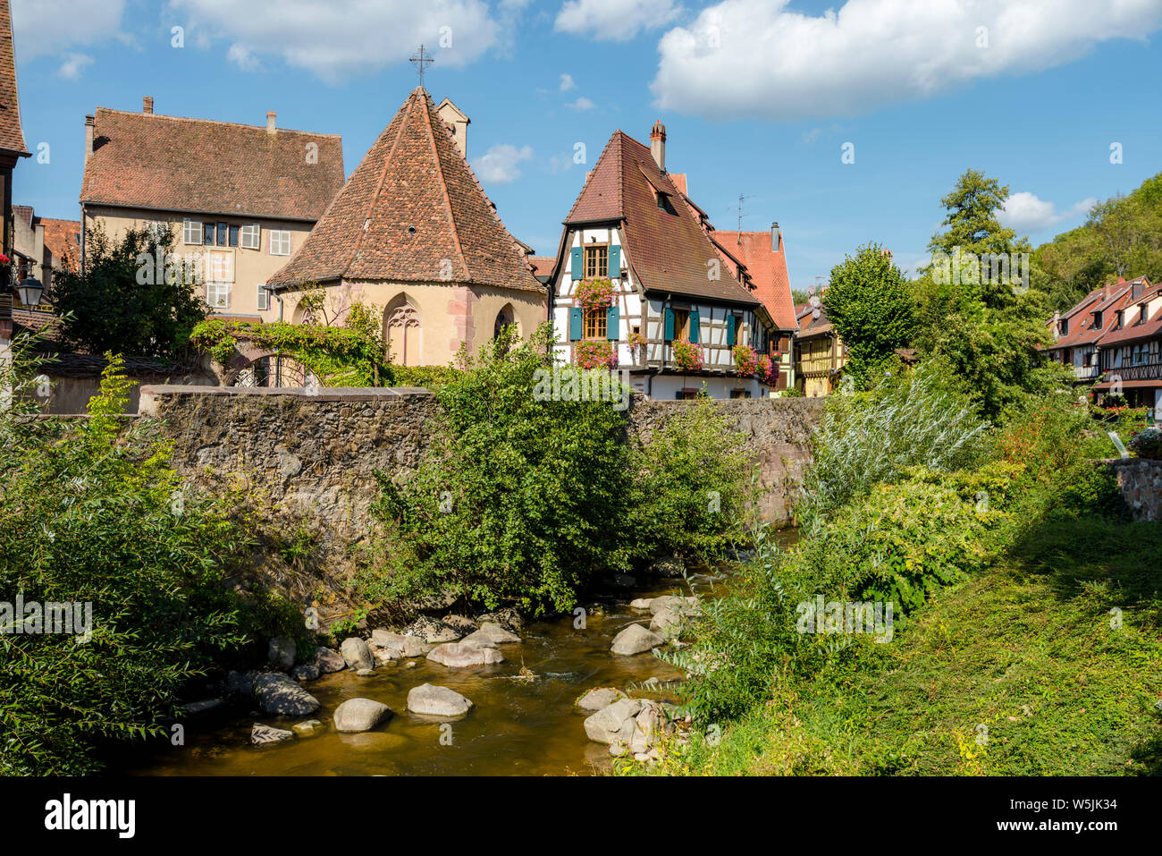 Chapelle de l'Oberhof nel centro medievale del borgo Kaysersberg, Alsazia, Strada del Vino, Francia, vecchio semi-case con travi di legno al lato brook Foto Stock