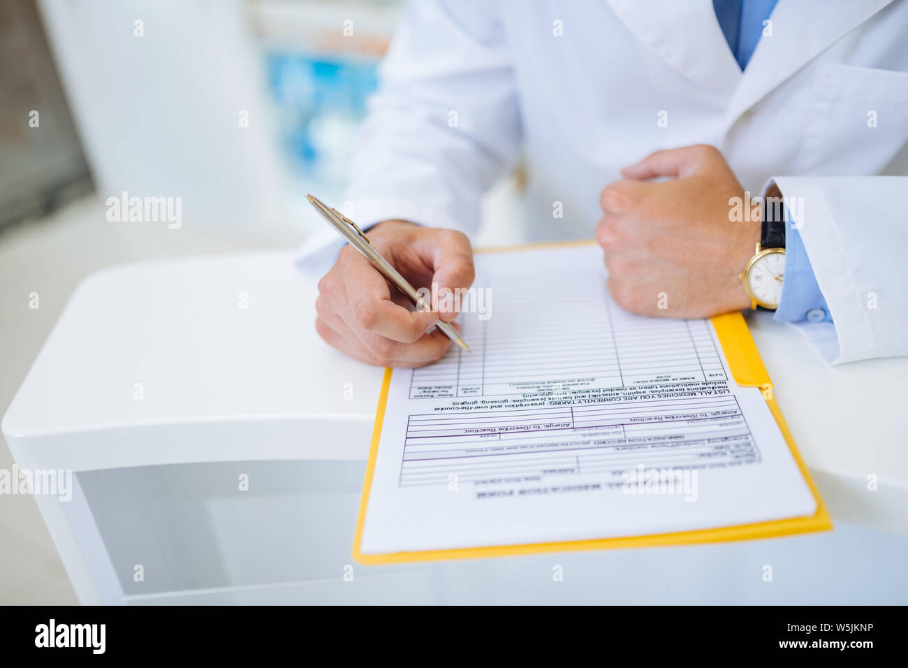 Stretta di mano maschio che rendere note Foto Stock