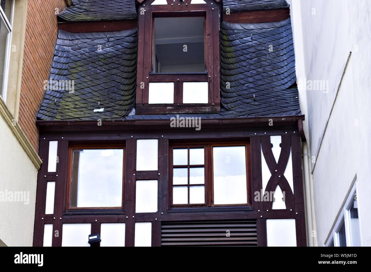 Casa in legno e muratura con particolare finestre e il tetto nero piastrelle (Germania, Europa) Foto Stock