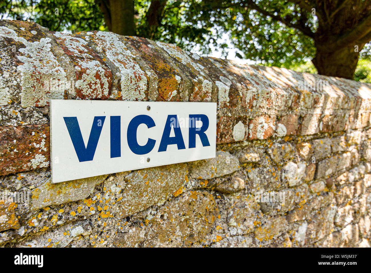Cartello raffigurato presso la Chiesa di San Giorgio, Donnington, West, Sussex, UK. Foto Stock