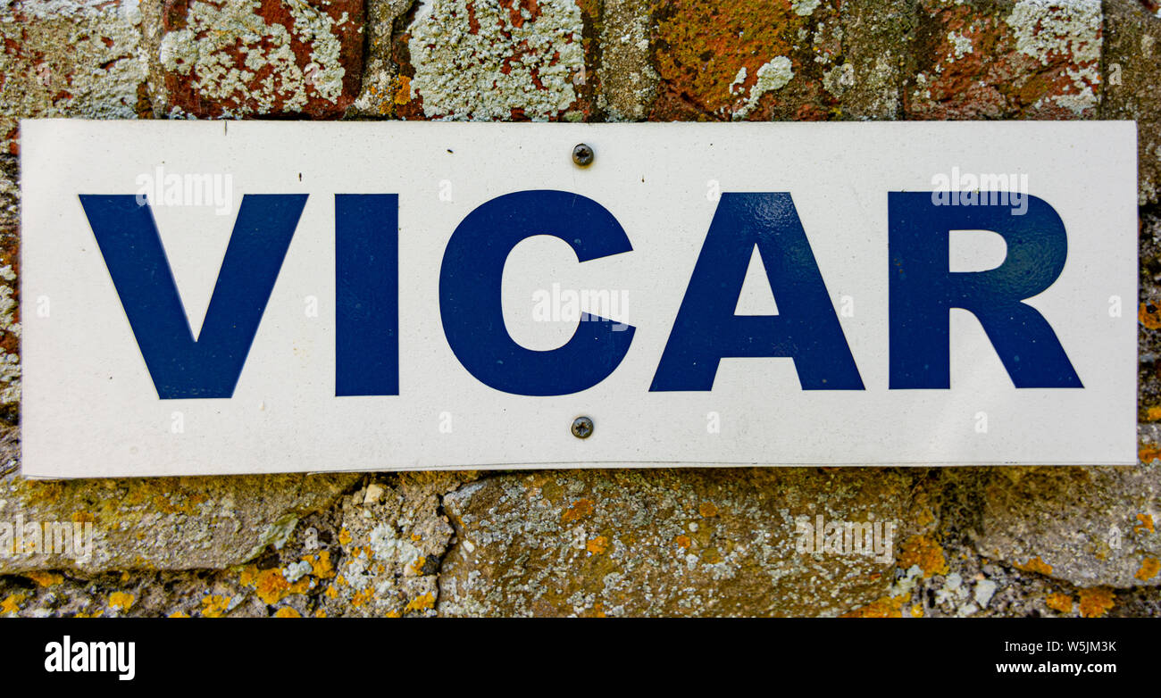 Cartello raffigurato presso la Chiesa di San Giorgio, Donnington, West, Sussex, UK. Foto Stock