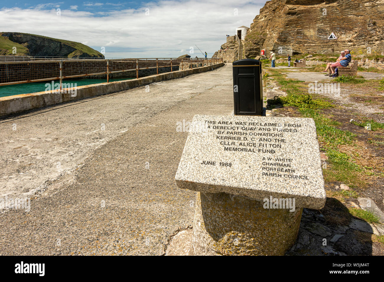 Parte del Porto di Portreath e plinth di informazioni - Portreath, Cornwall nord, Regno Unito. Foto Stock