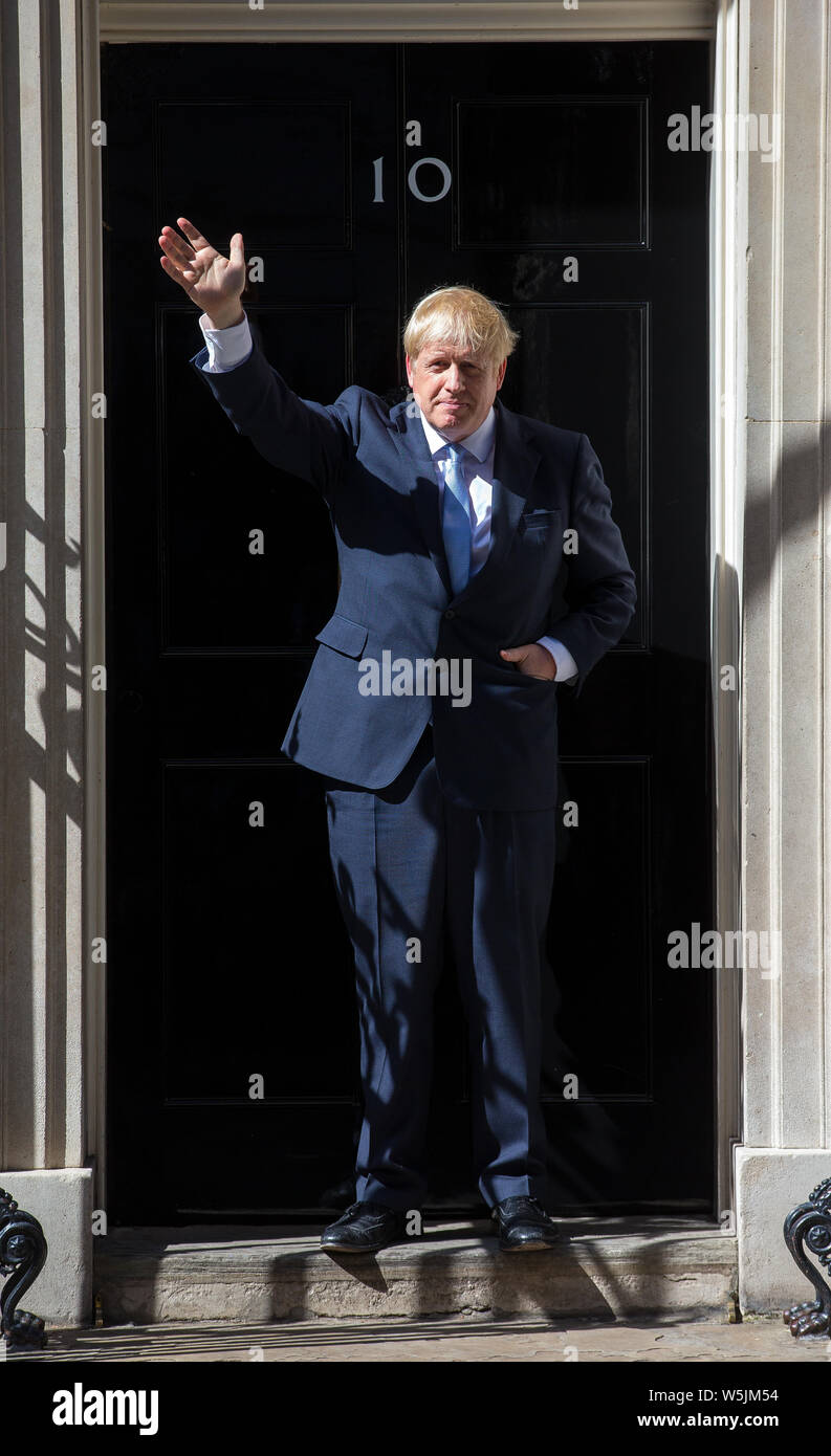 Boris Johnson onde sulla fase di numero 10 di Downing Street il giorno egli diventa ufficialmente il Primo Ministro Foto Stock