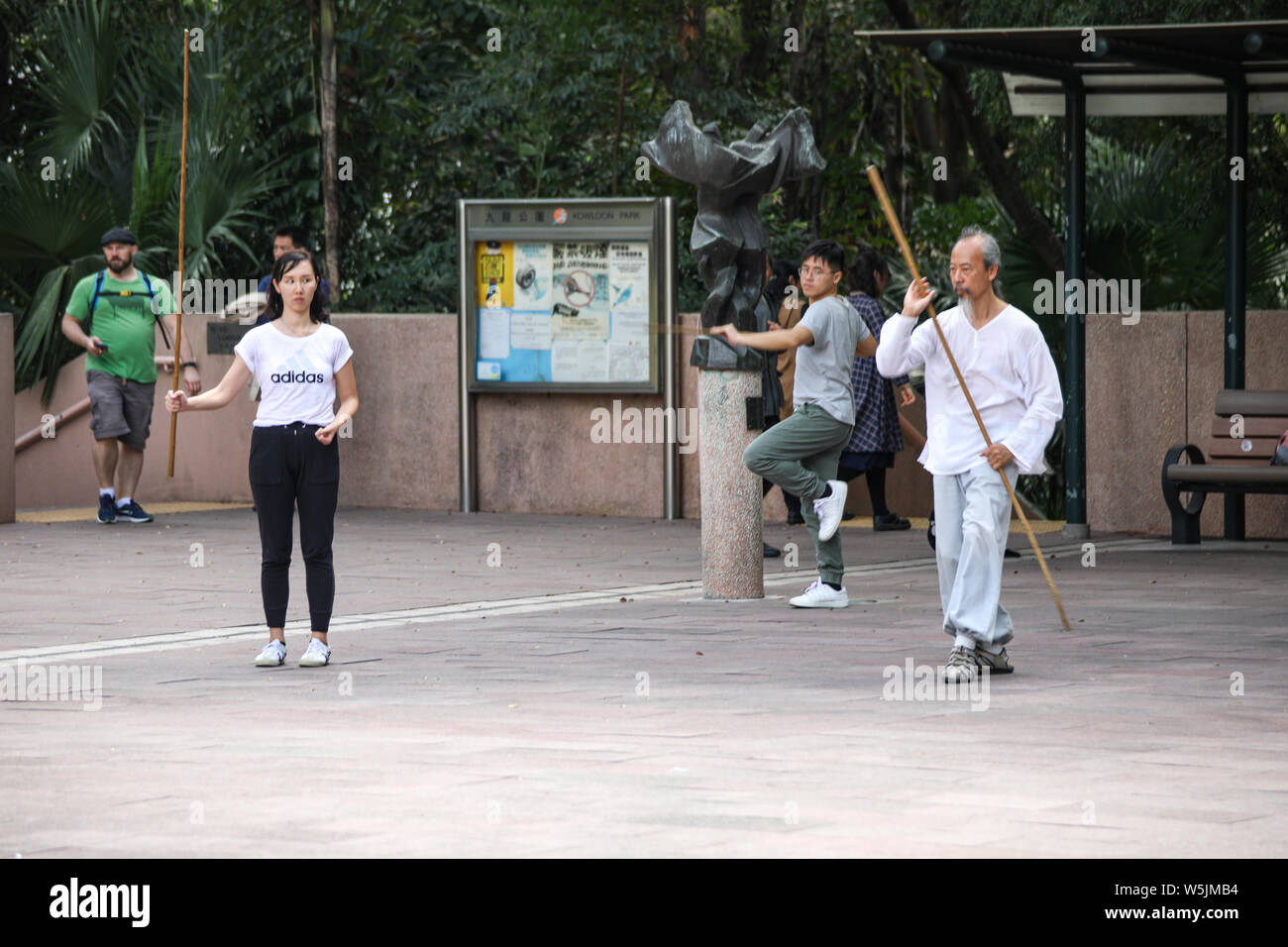 Maestro di Kung Fu di insegnamento delle arti marziali in Kung Fu corte del Parco di Kowloon, Hong Kong Foto Stock