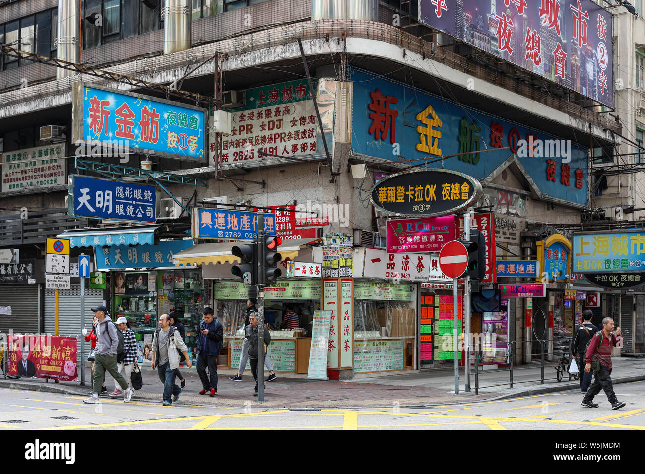 Angolo di strada con segni spiovente in Kowloon, Hong Kong Foto Stock