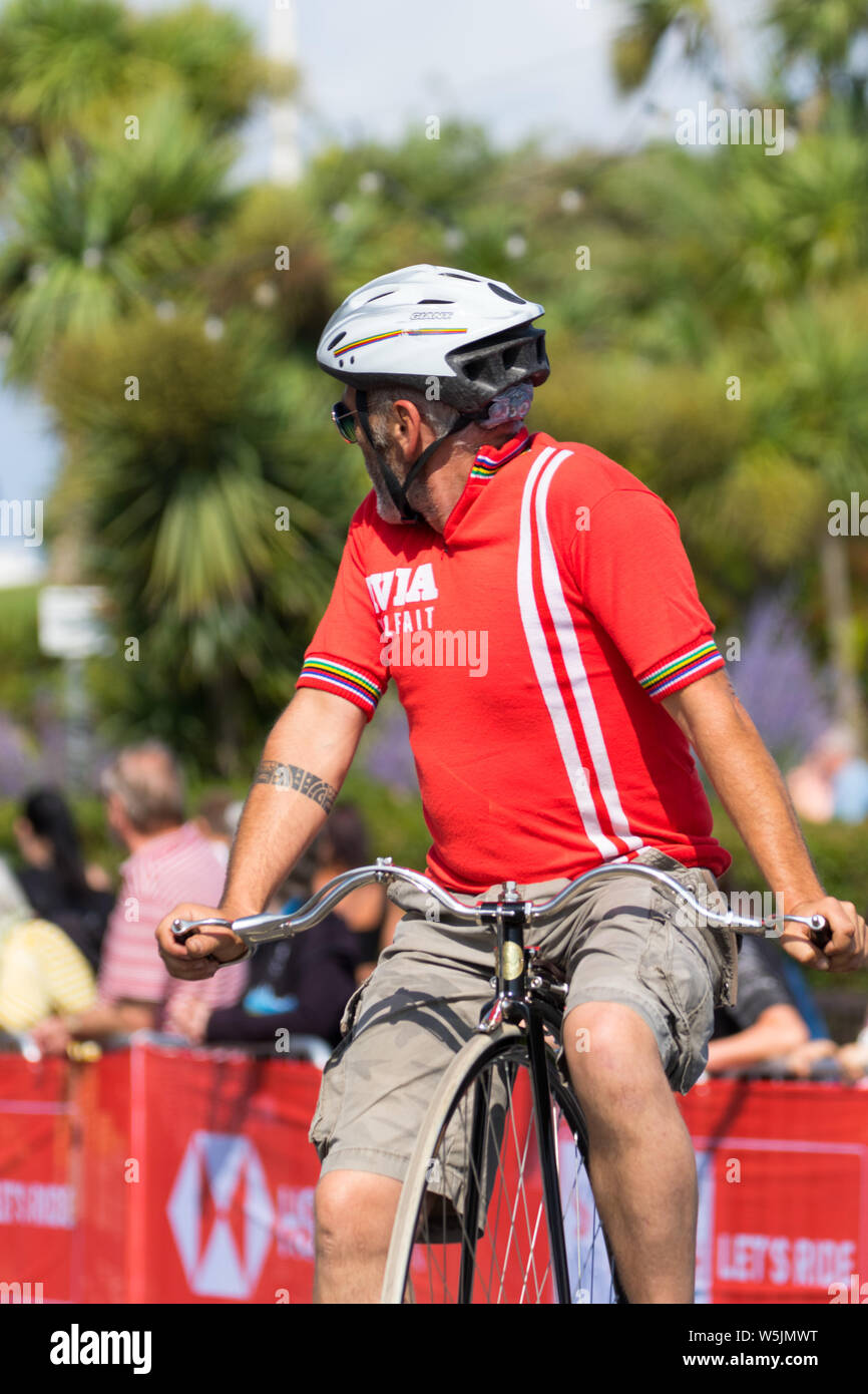 Corridori di tutte le abilità e su alcune macchine interessante gara ciclo e in giro per le strade di Eastbourne e della più ampia South Downs del Sussex Foto Stock