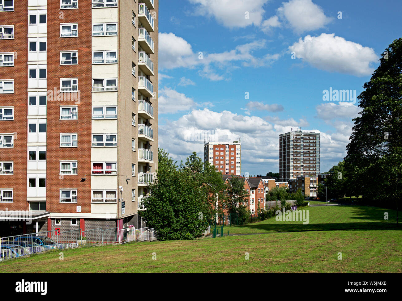 Alto edificio di appartamenti in Armley, Leeds, West Yorkshire, Inghilterra, Regno Unito Foto Stock