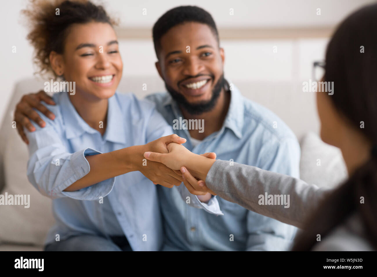 Afro handshaking di coppia con il matrimonio consigliere in ufficio Foto Stock