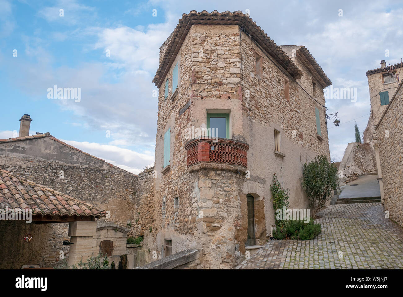 Gigondas, Francia - 17 Gennaio 2019: tipici edifici, strade e chiesa di Gigondas, Francese Rhone regione dei vini. Foto Stock