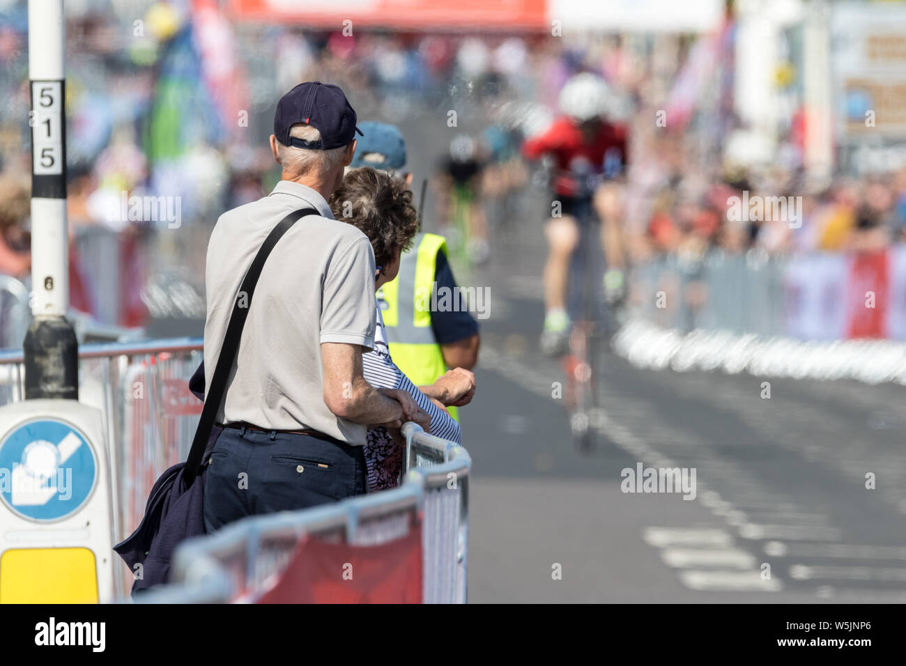 Corridori di tutte le abilità e su alcune macchine interessante gara ciclo e in giro per le strade di Eastbourne e della più ampia South Downs del Sussex Foto Stock