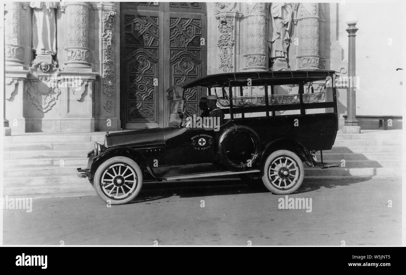 [Ambulanza nella parte anteriore del Exposition Edificio, Balboa Park, U.S. Naval Training Station, San Diego, California.] Foto Stock