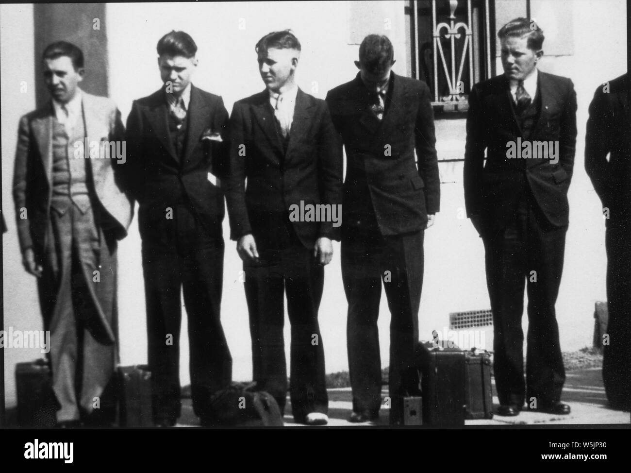 [Reclute in abiti civili in attesa in linea per il check-in presso la Naval Training Center, San Diego, California.] Foto Stock