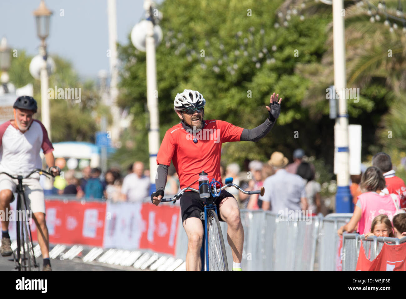 Corridori di tutte le abilità e su alcune macchine interessante gara ciclo e in giro per le strade di Eastbourne e della più ampia South Downs del Sussex Foto Stock