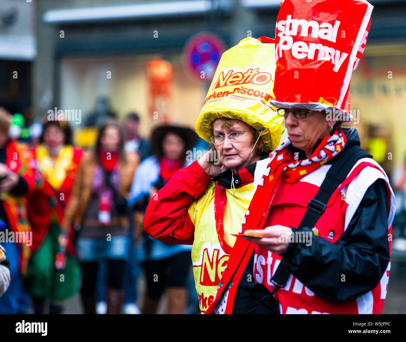 Borse di shopping in plastica come costume a Colonia Carnevale, Germania  Foto stock - Alamy