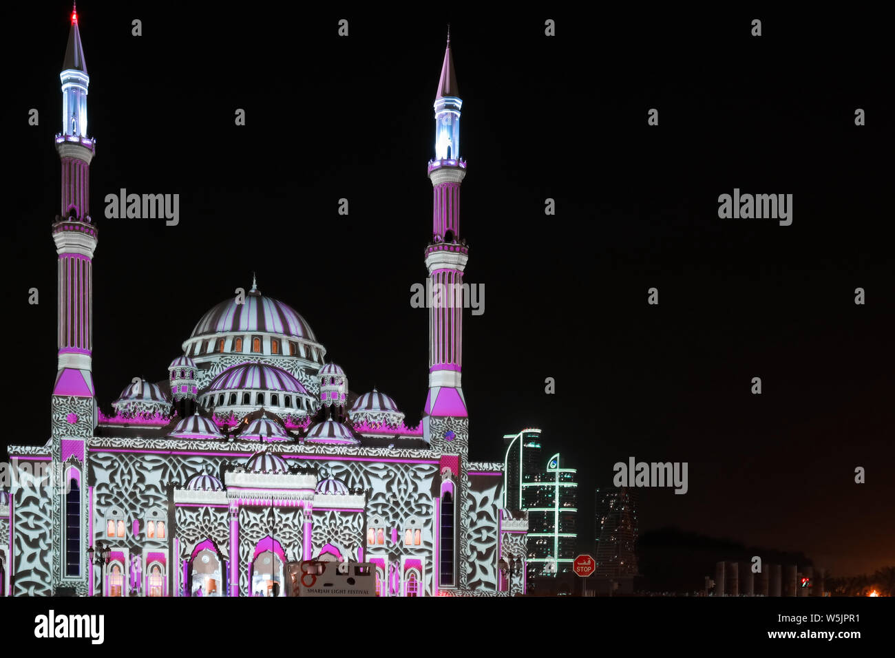 Belle luci colorate con il Medio Oriente e i modelli di disegni visualizzato su una moschea - Sharjah festival delle luci Foto Stock