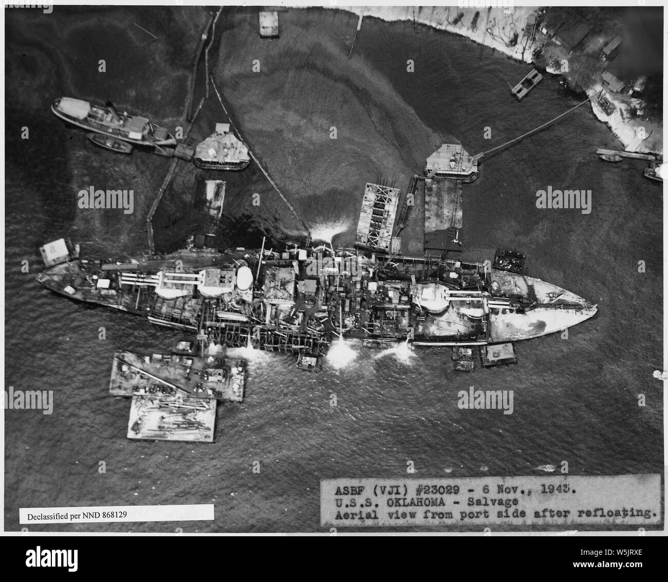 ASBF (VJ1) #23029- 6 Nov 1943. USS Oklahoma - Recupero; vista aerea dal porto dopo lato refloating; Portata e contenuto: questo è uno di una raccolta di fotografie di operazioni di salvataggio presso Pearl Harbor Naval Shipyard prese dal cantiere durante il periodo successivo all'attacco giapponese a Pearl Harbor che ha avviato la partecipazione degli Stati Uniti nella seconda guerra mondiale. Le fotografie sono trovati in un certo numero di file in diversi cantieri serie di record. Foto Stock