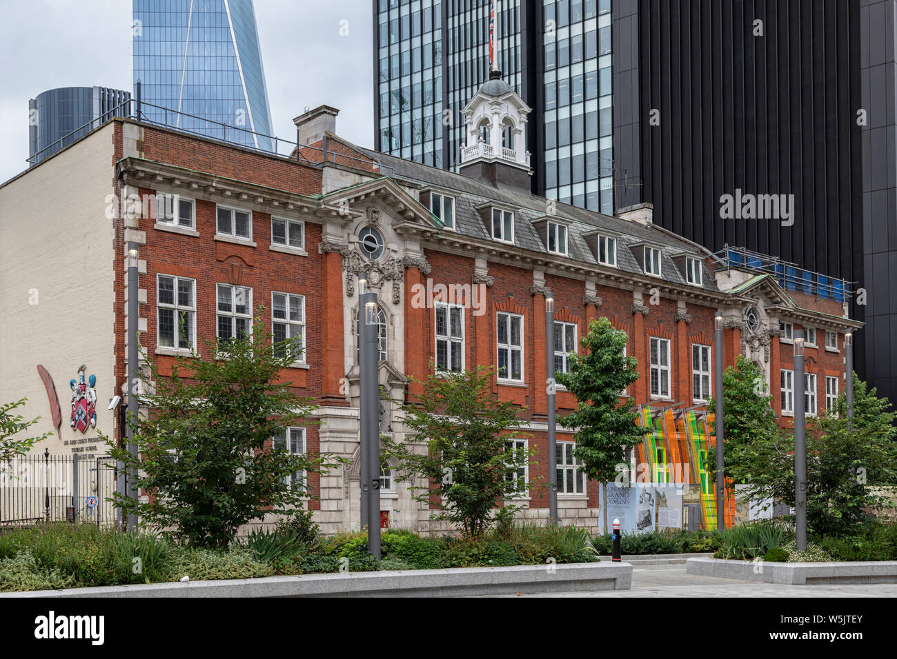 LONDRA, Regno Unito - 28 LUGLIO 2019: Vista esterna della Aldgate School (ex Sir John Cass's Foundation Primary School) nella città di Londra Foto Stock