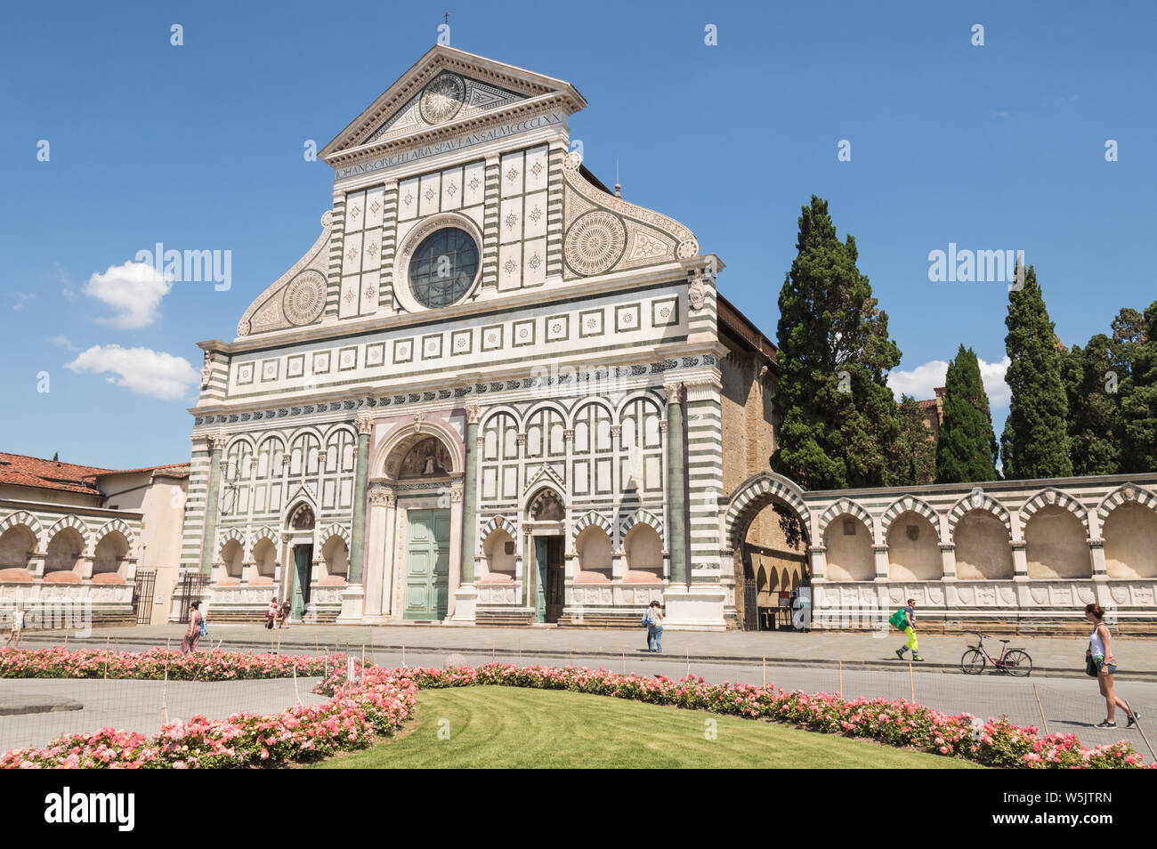 Vista del paesaggio la facciata della chiesa di Santa Maria Novella con i turisti a piedi nelle vicinanze sul giorno di sole Foto Stock