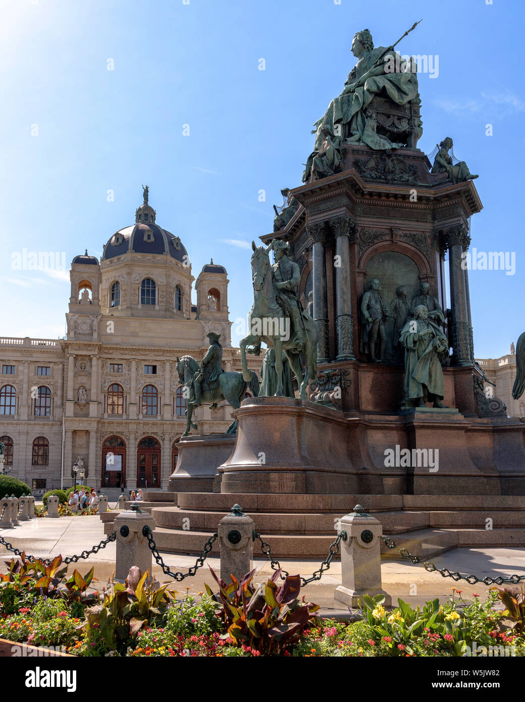 La statua di Maria Teresa in Maria-Theresien Platz in Vienna, Austria su una soleggiata giornata estiva Foto Stock