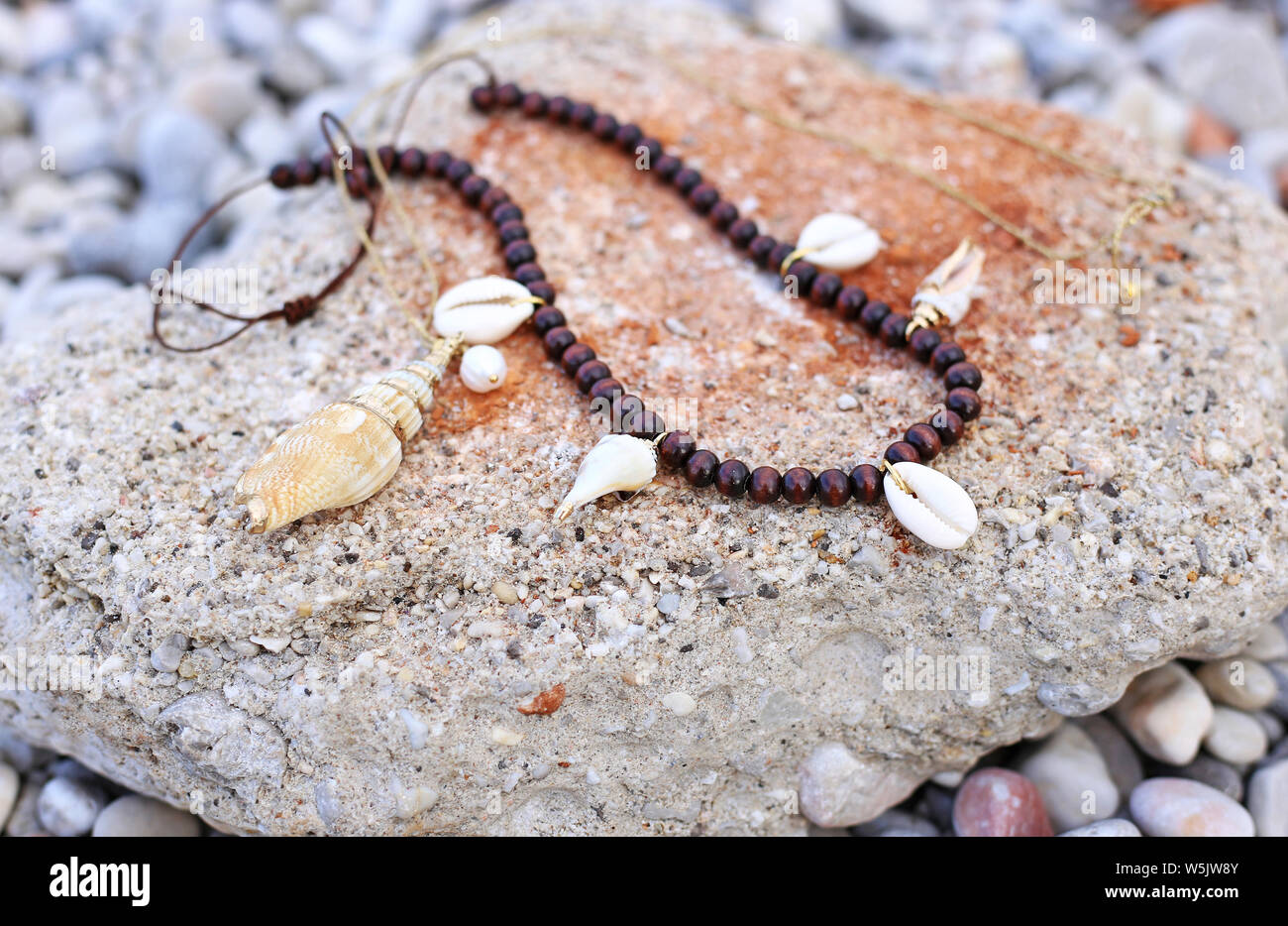 Collane con conchiglie sulla spiaggia - estate gioielli annuncio Foto Stock