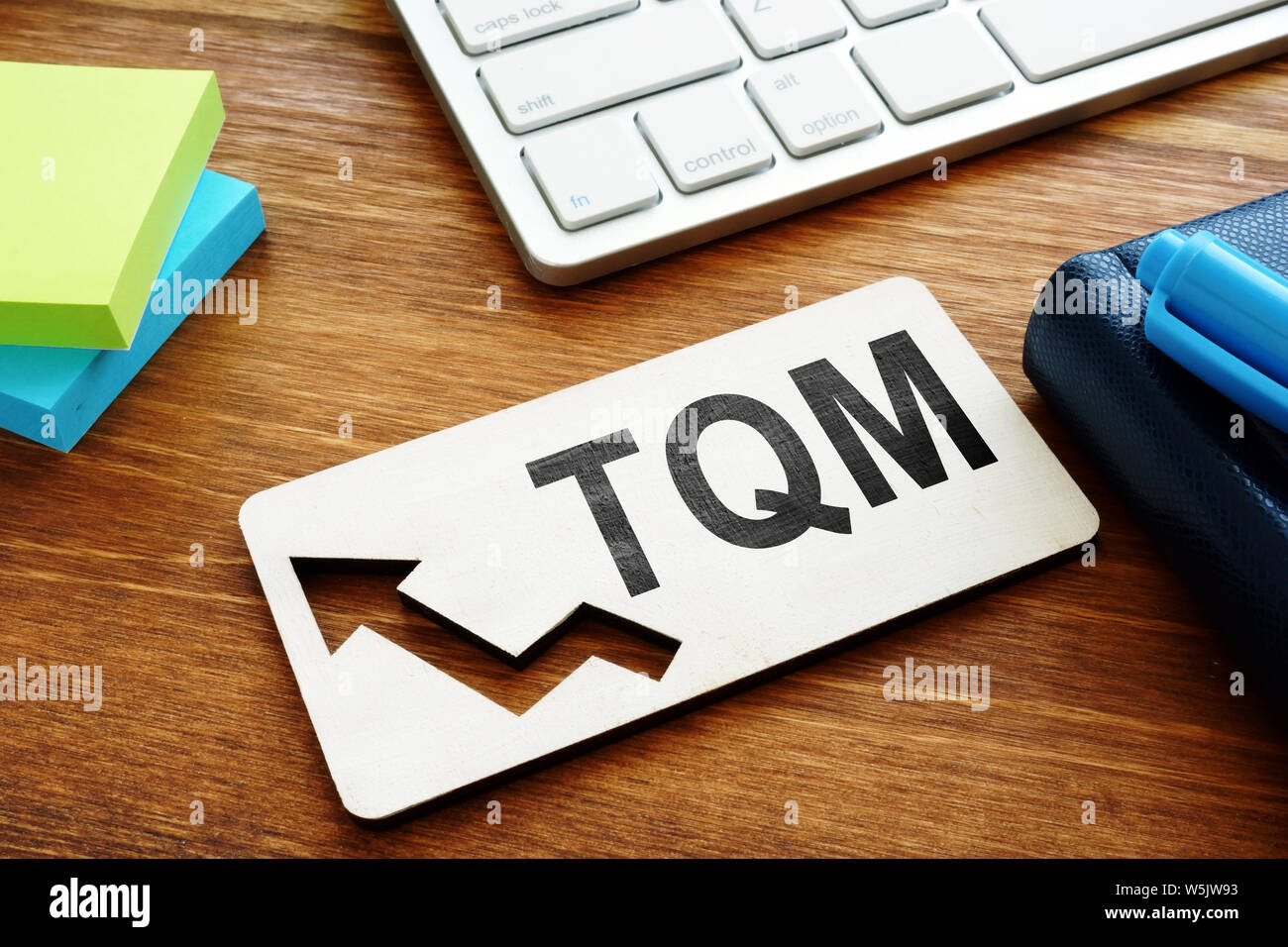 Gestione totale della qualità TQM concetto.Relazione su una scrivania. Foto Stock