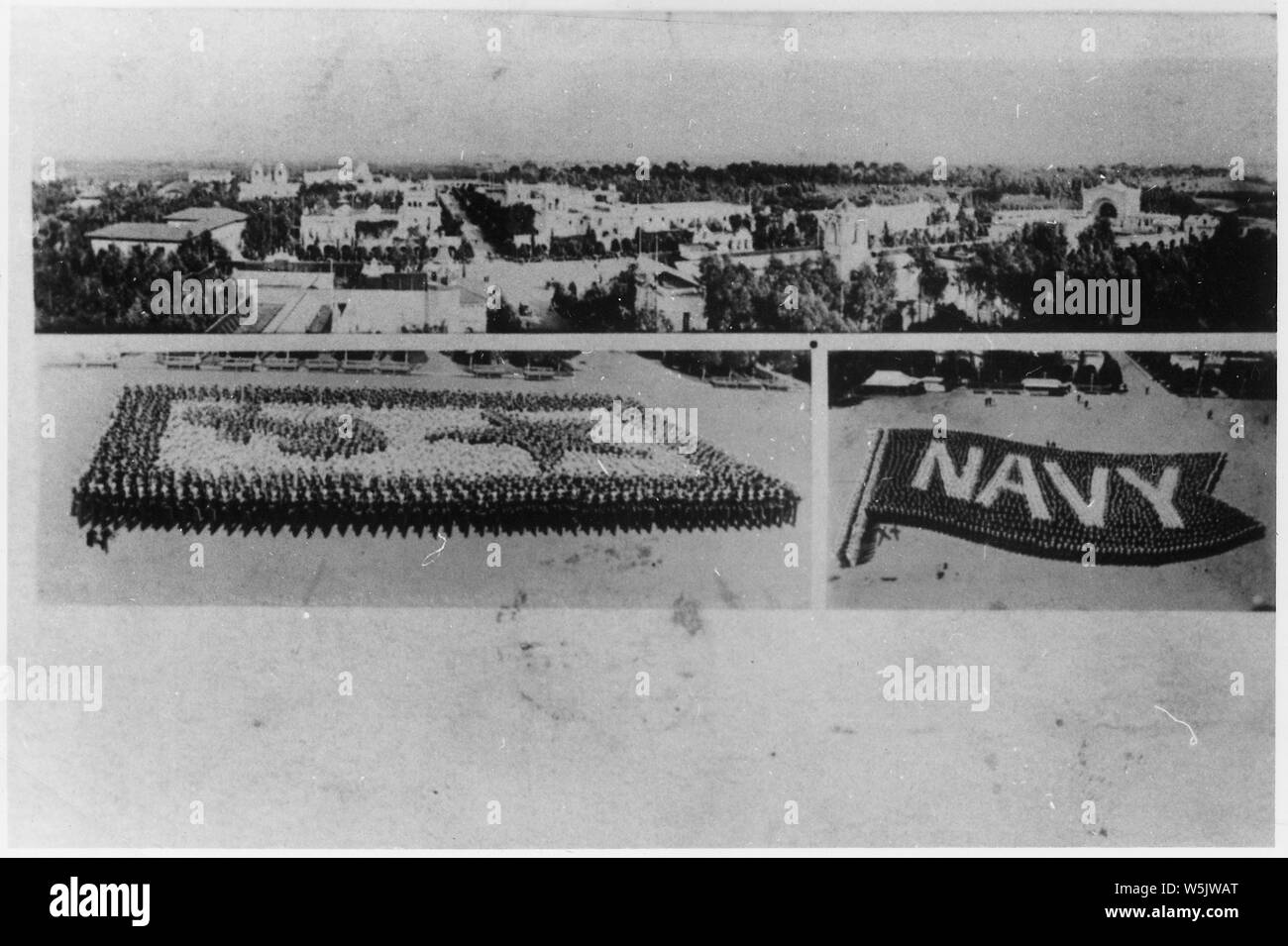 Vista Aerea della Marina Militare del personale sulla parata di stelle e di ancoraggio della marina e formazioni di bandiera, U.S. Naval Training Station, San Diego, California. Foto Stock