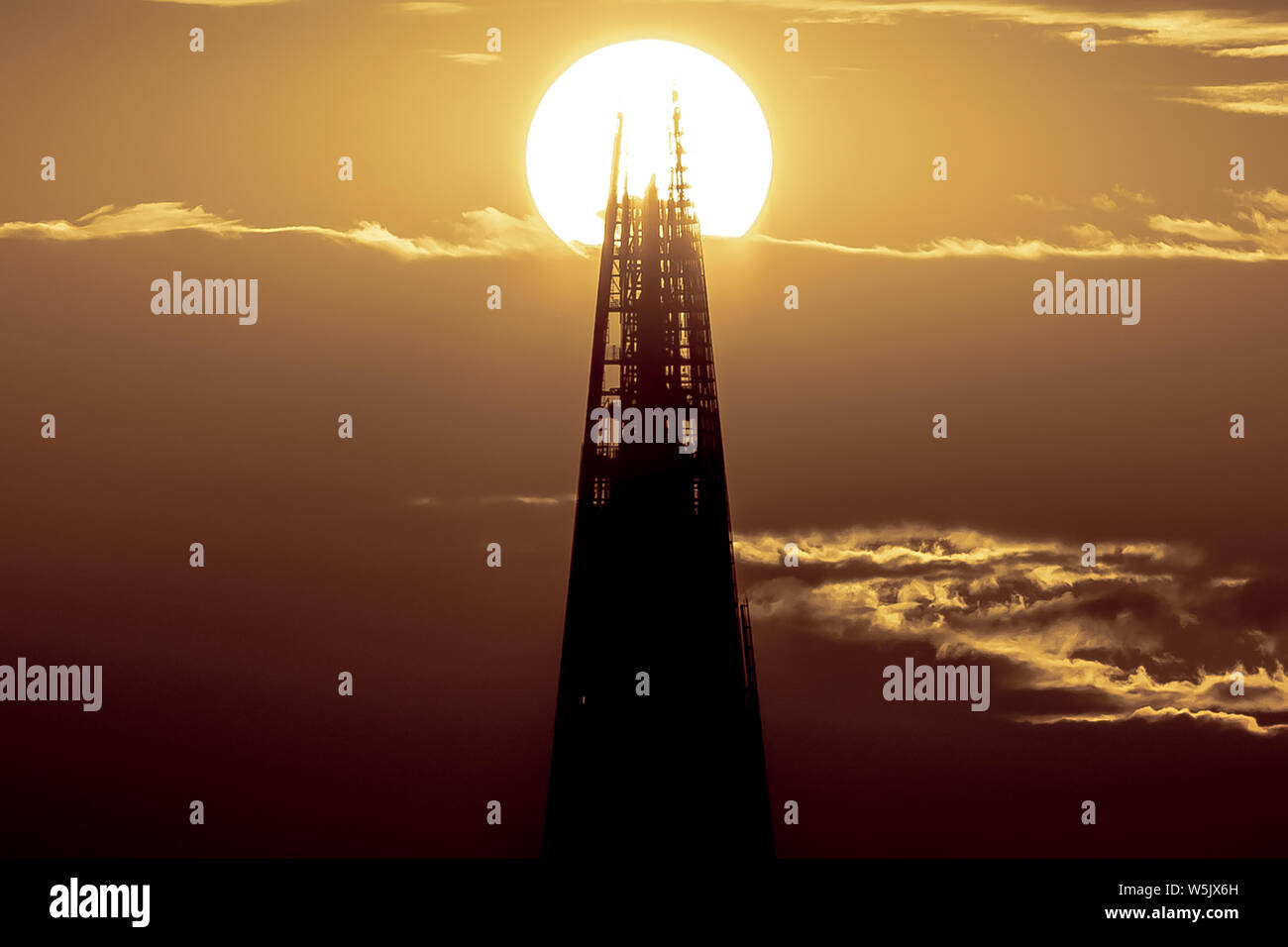 Londra, Regno Unito. 29 Luglio, 2019. Regno Unito Meteo: serata spettacolare tramonto dietro il grattacielo Shard edificio. Credito: Guy Corbishley/Alamy Live News Foto Stock