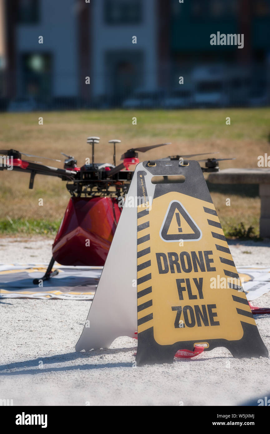 Drone fly zone. Drone professionale permanente sulla rampa di lancio. Foto Stock