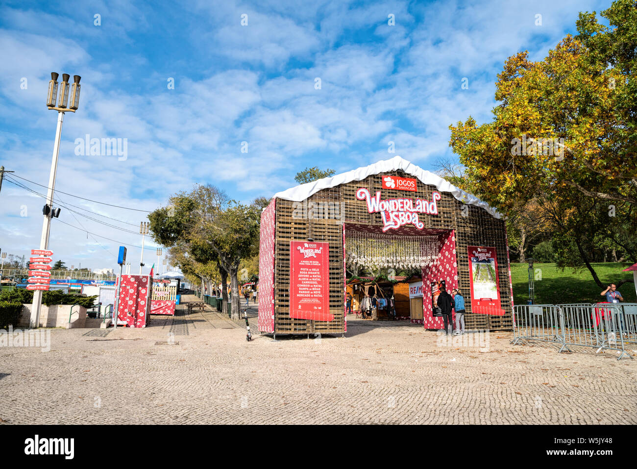 Wonderland di Lisbona il Mercato di Natale , equo . Mercatino di Natale e vacanze fiera del divertimento in una posizione! Il suo Paese delle Meraviglie Lisboa al Parque Eduardo VII in Lisb Foto Stock