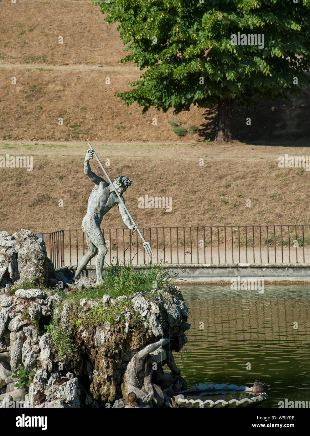 Firenze, Italia - 18 Luglio 2017: statua del Nettuno, da Stoldo Lorenzi (1571), si erge nel mezzo di una fontana nel giardino di Boboli. Foto Stock