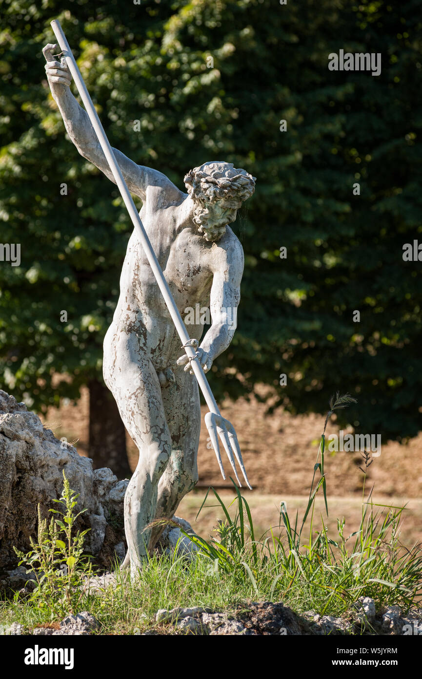 Firenze, Italia - 18 Luglio 2017: statua del Nettuno, da Stoldo Lorenzi (1571), si erge nel mezzo di una fontana nel giardino di Boboli. Foto Stock