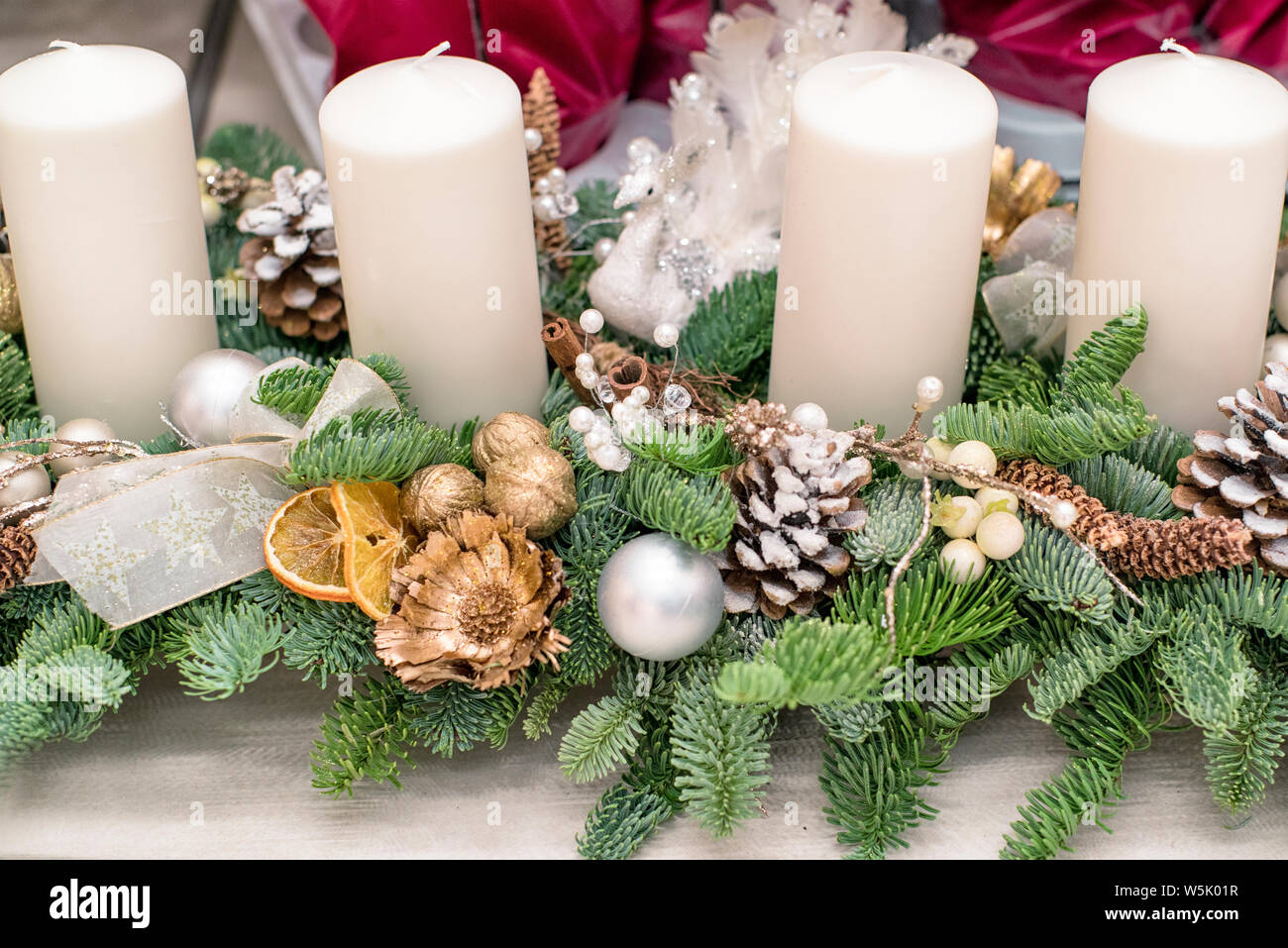 Natale decorativo a rami di alberi con candela ,candele di Natale  decorazioni con fiori su un tavolo Foto stock - Alamy