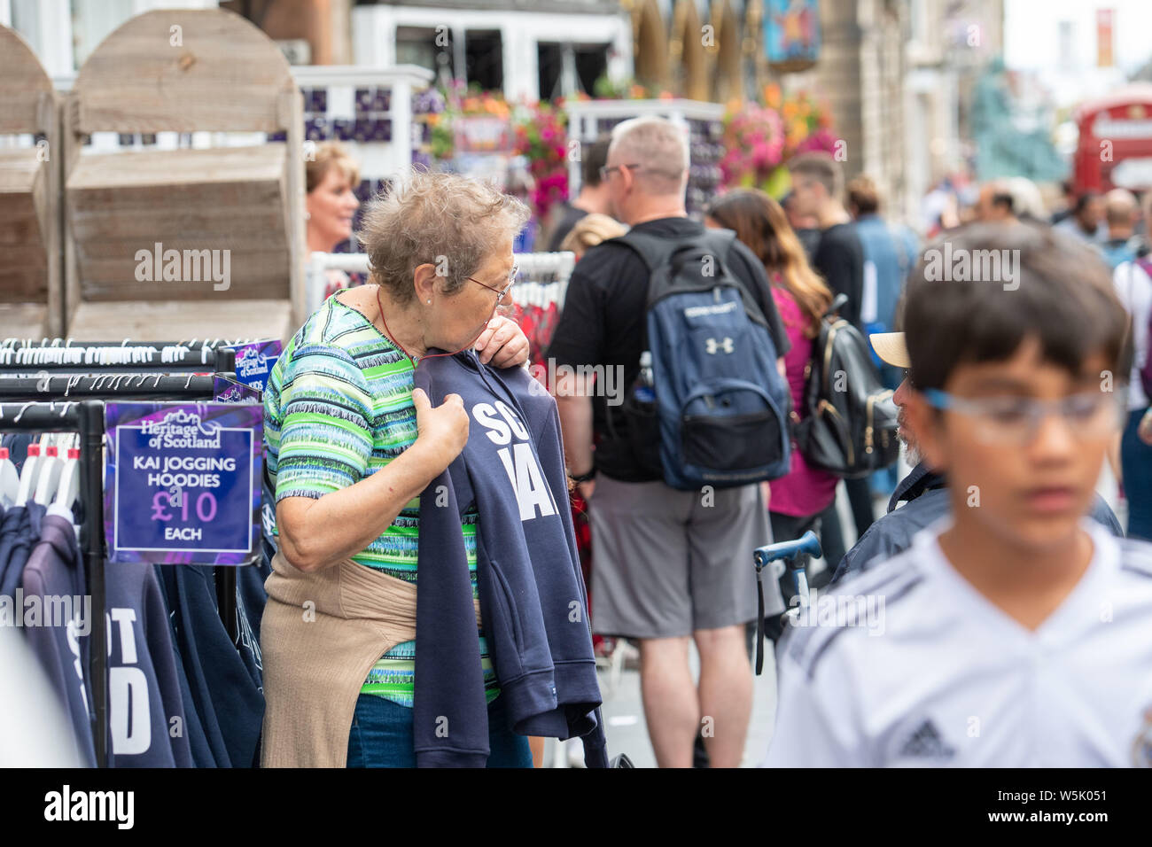 Royal Mile High Street, Tat Tartan, turistiche, shop, Edimburgo Foto Stock