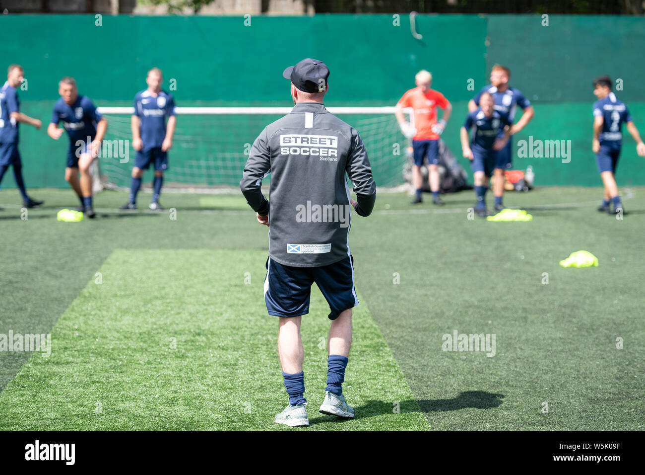 Giocatori durante una sessione di allenamento di Street Soccer Scotland a Portobello, Edimburgo, Scozia, Regno Unito Foto Stock