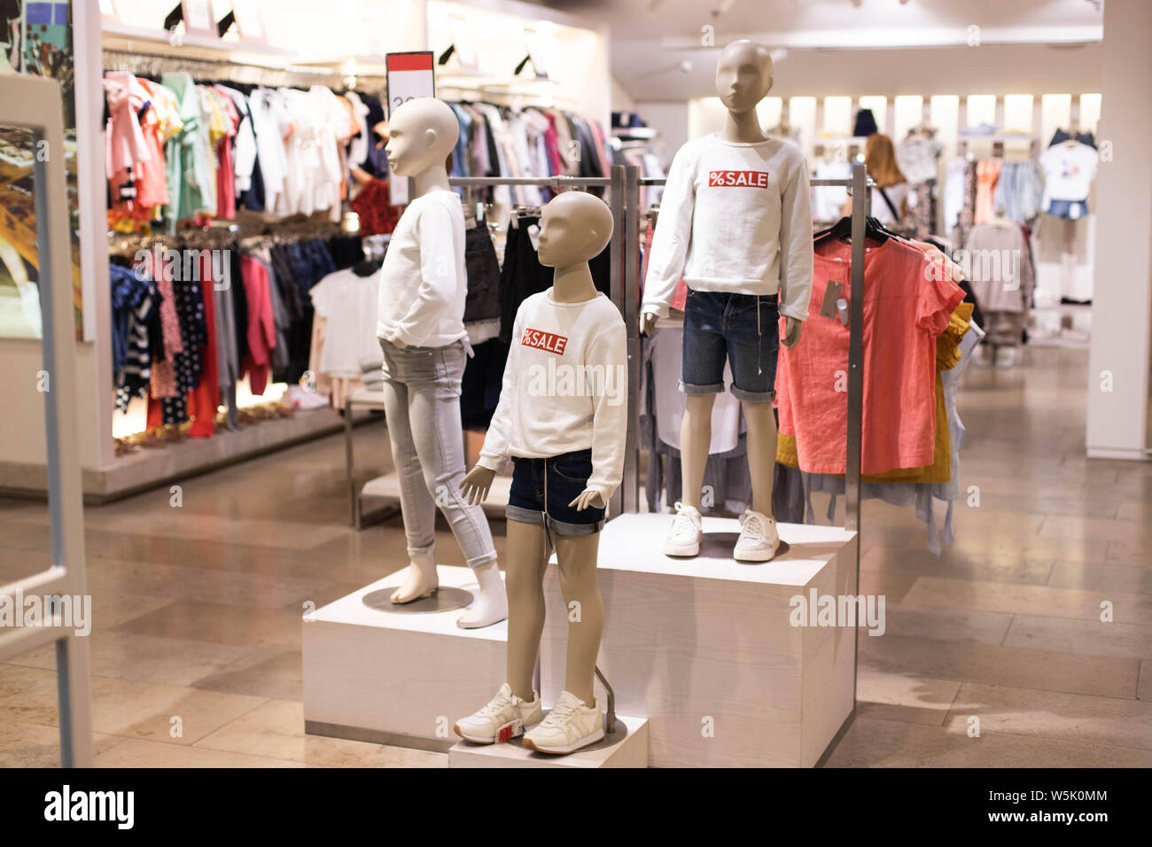 Abbigliamento per bambini sui manichini, sulle staffe nei negozi. Il concetto di shopping, Vendite. Foto Stock