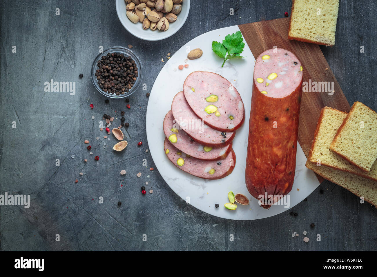 La prima colazione con fette di salame e pane, spazio di copia Foto Stock