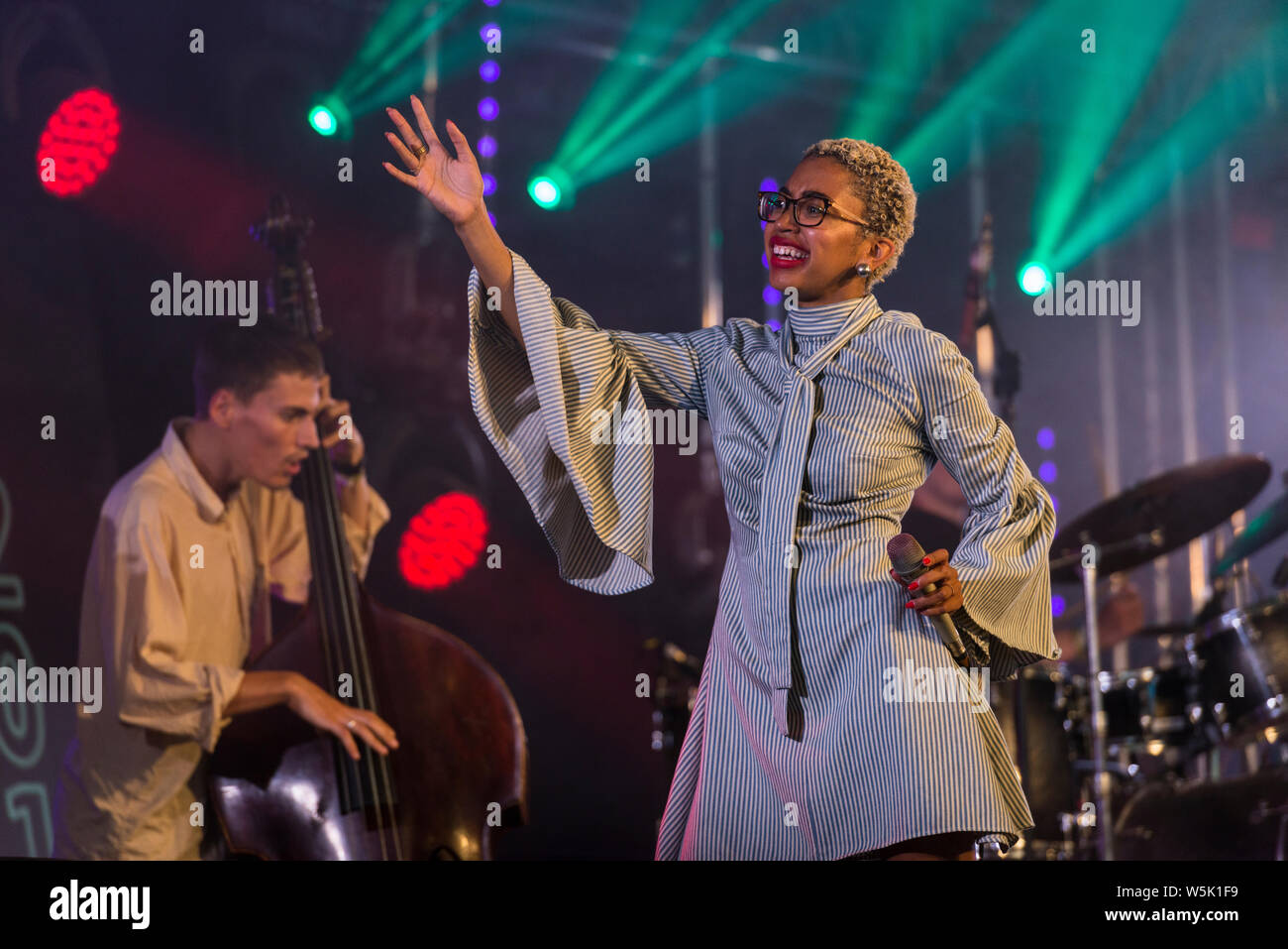 Rising Star, emergenti jazz multi-strumentista e cantante Judi Jackson esegue sul palco principale, all'interno del rettangolo di selezione, Ealing Jazz Festival 2019. Foto Stock