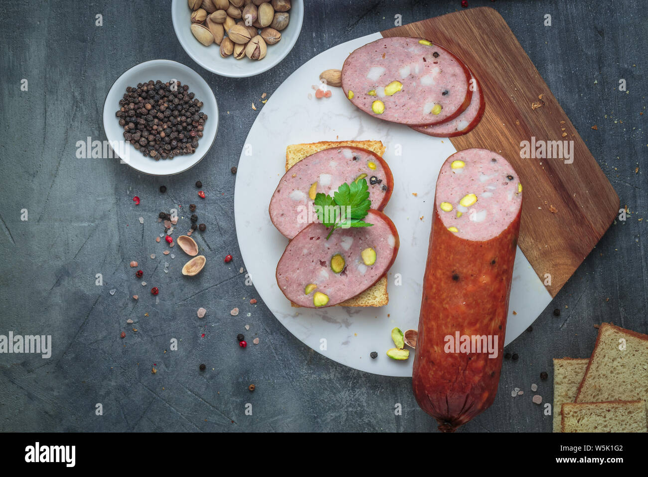Panino con salsiccia su una scheda in marmo. Vista superiore, spazio di copia Foto Stock