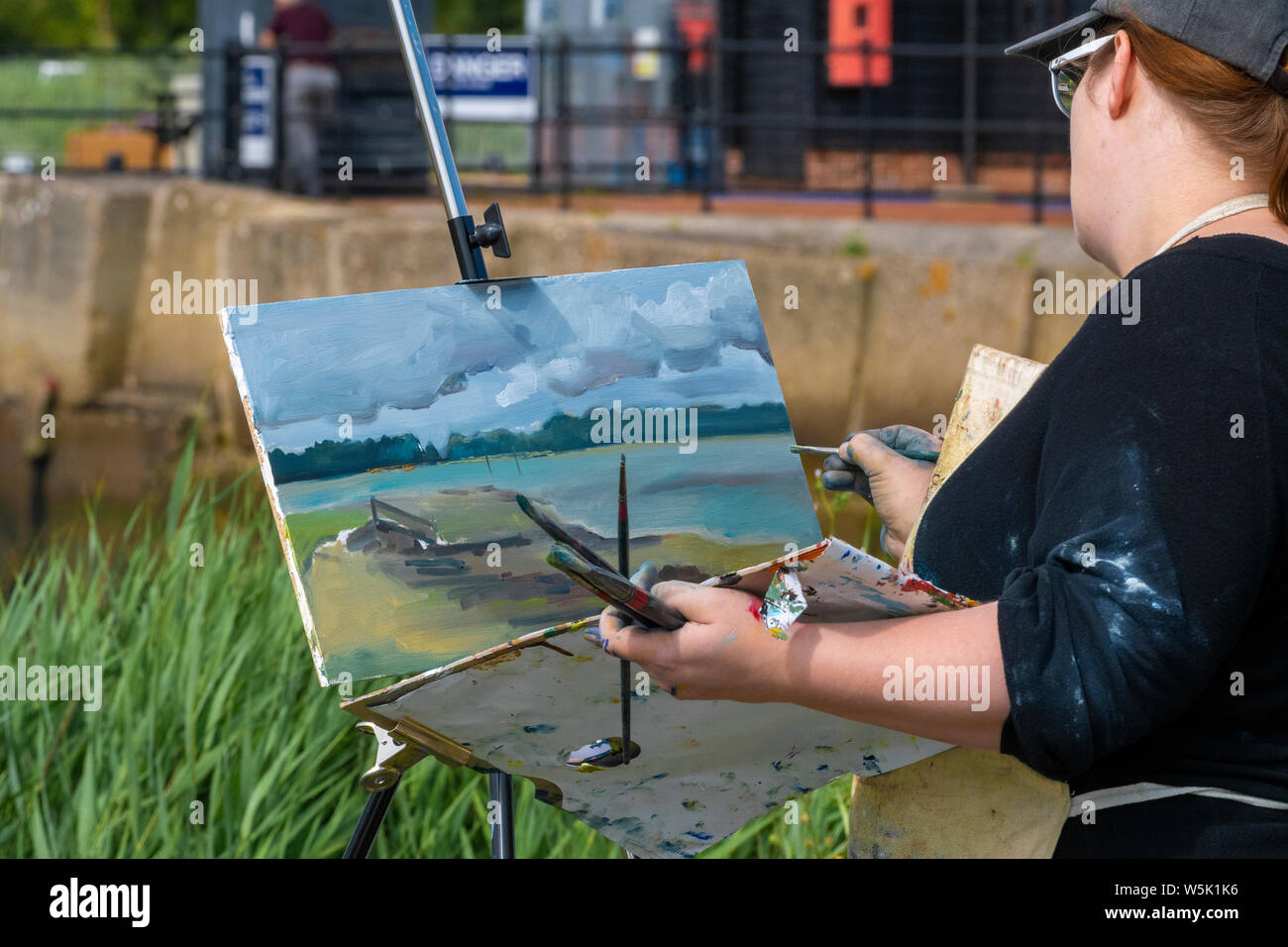 Gruppo dilettante di artisti con un tutor, dipingendo ' EN plein air' nella Marina di Chichester di scene attraverso il Canale del Quay e il Porto di Chichester Foto Stock