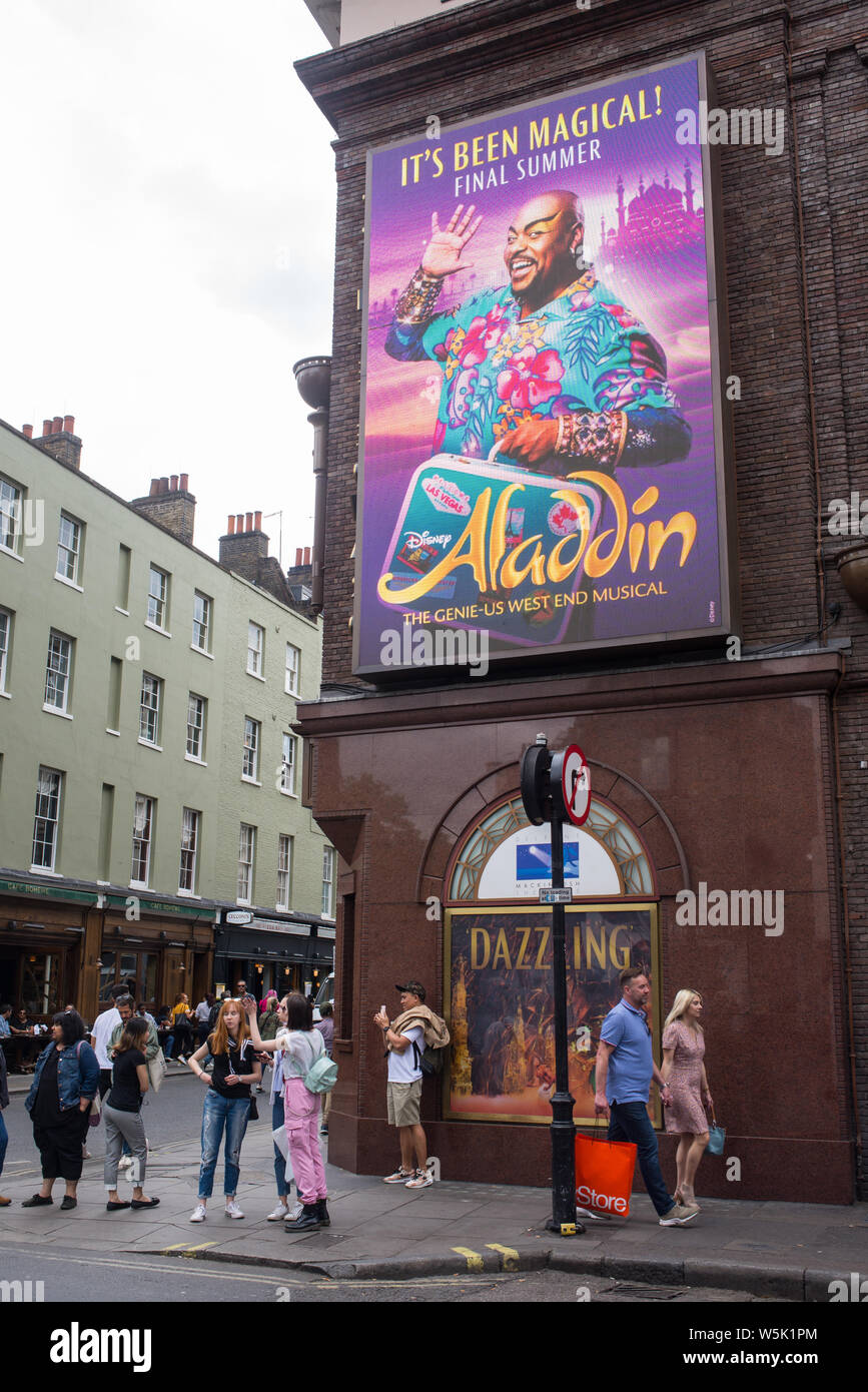 Londra, Inghilterra - Maggio 2019: Street View di Prince Edward Theatre in Old Compton Street, Soho, London West End Regno Unito. Ora giocando ad Aladdin da Disney. Foto Stock
