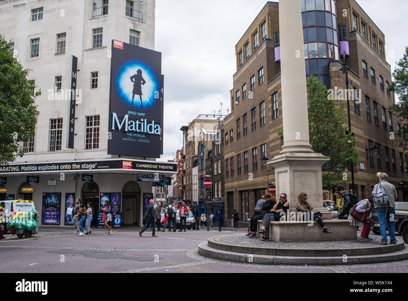 Street view del Cambridge Theatre Royal Shakespeare Company di Earlham Street facing Seven Dials, London West End Now playing Matilda il Musical Foto Stock