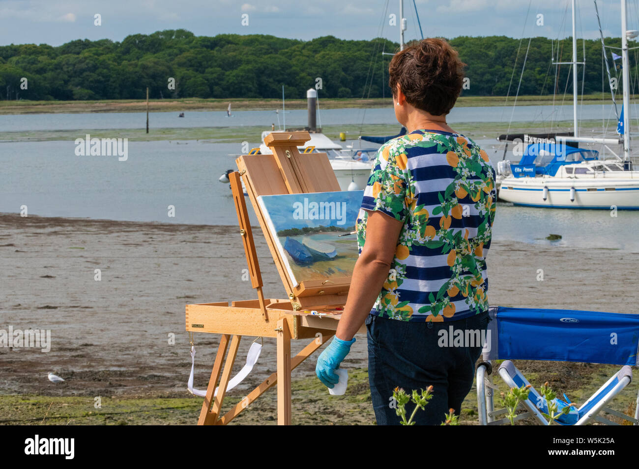 Gruppo amatoriale di artisti con una pittura tuotor ' en plein air" in Chichester Marina con le scene di tutta la banchina del canale ,porto di Chichester Foto Stock