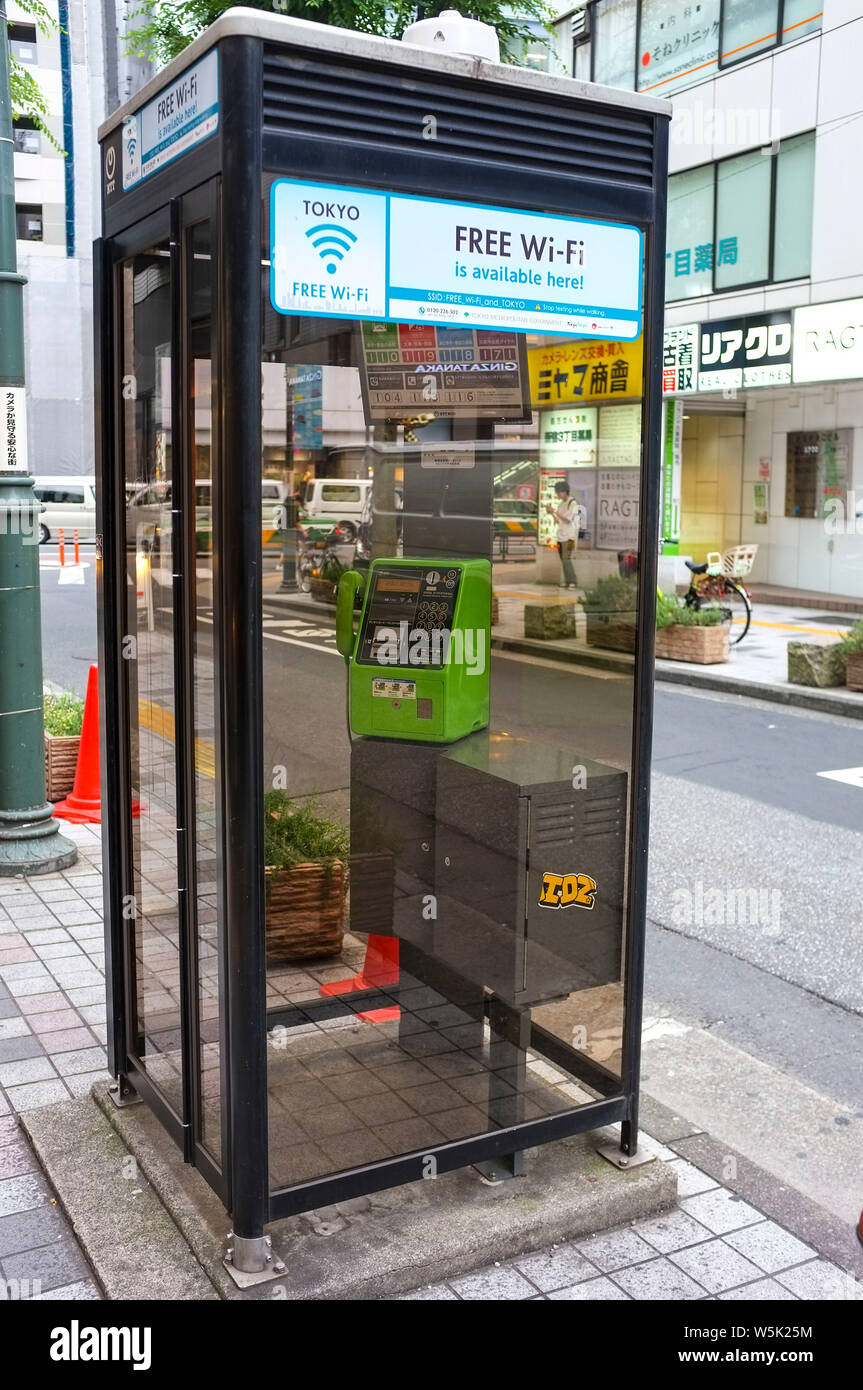 Un telefono pubblico in una strada di Tokyo, dove è possibile ottenere la connessione internet wireless gratuita. Tokyo Giappone. Foto Stock