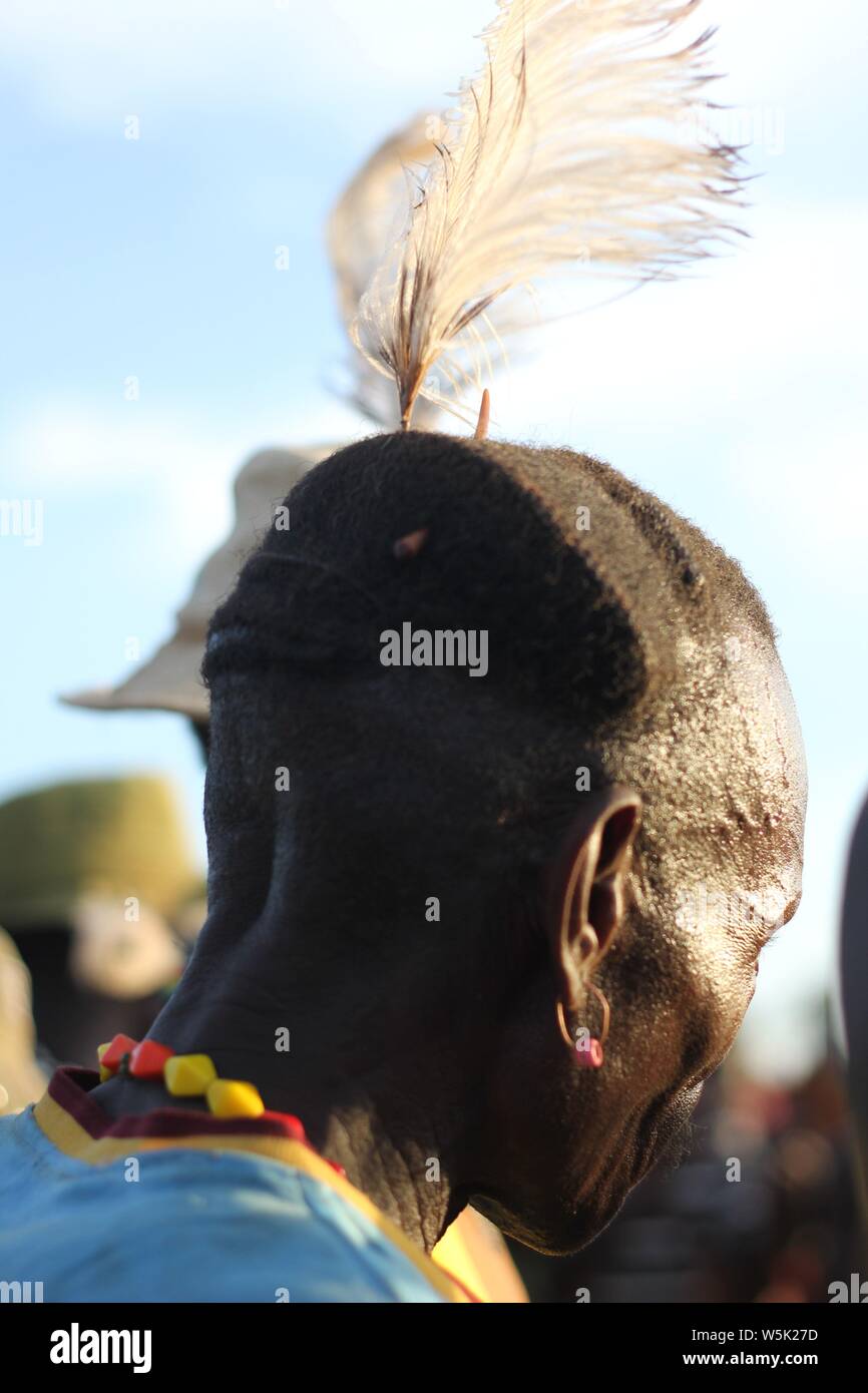 Un vecchio uomo Turkana con un taglio di capelli tradizionale indossando un bianco di piume di struzzo Foto Stock