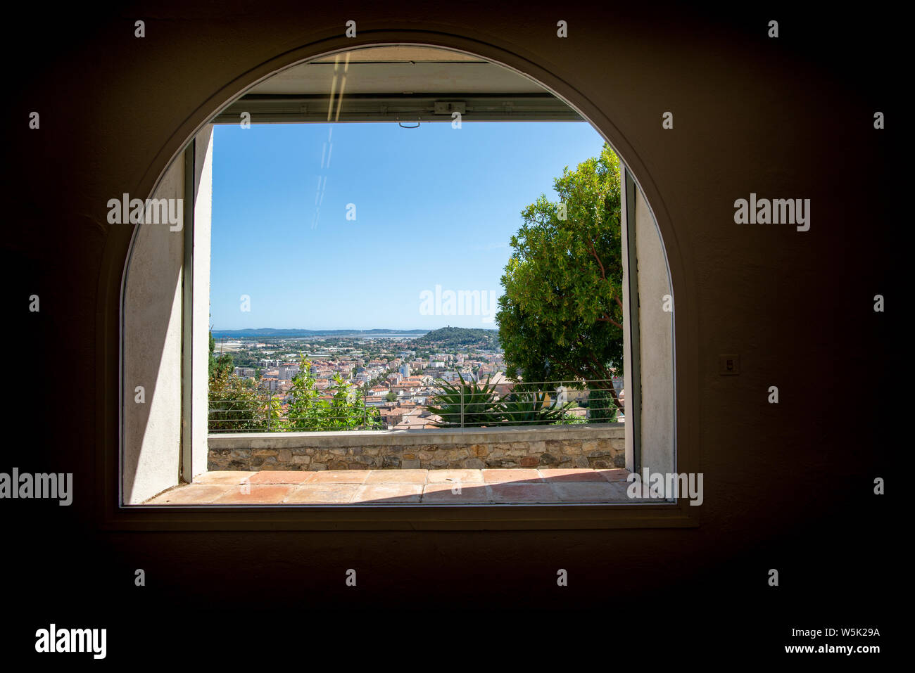 HYERES, Francia - 28 luglio 2019: vista sul mare mediterraneo attraverso una finestra di Villa Noailles, progettato dall'architetto Mallet-Stevens, Hyeres Foto Stock